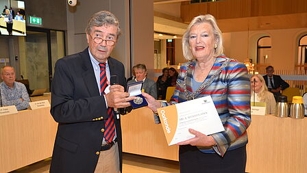 Leonard Heukels reikt erepenning uit aan Ankie Broekers-Knol